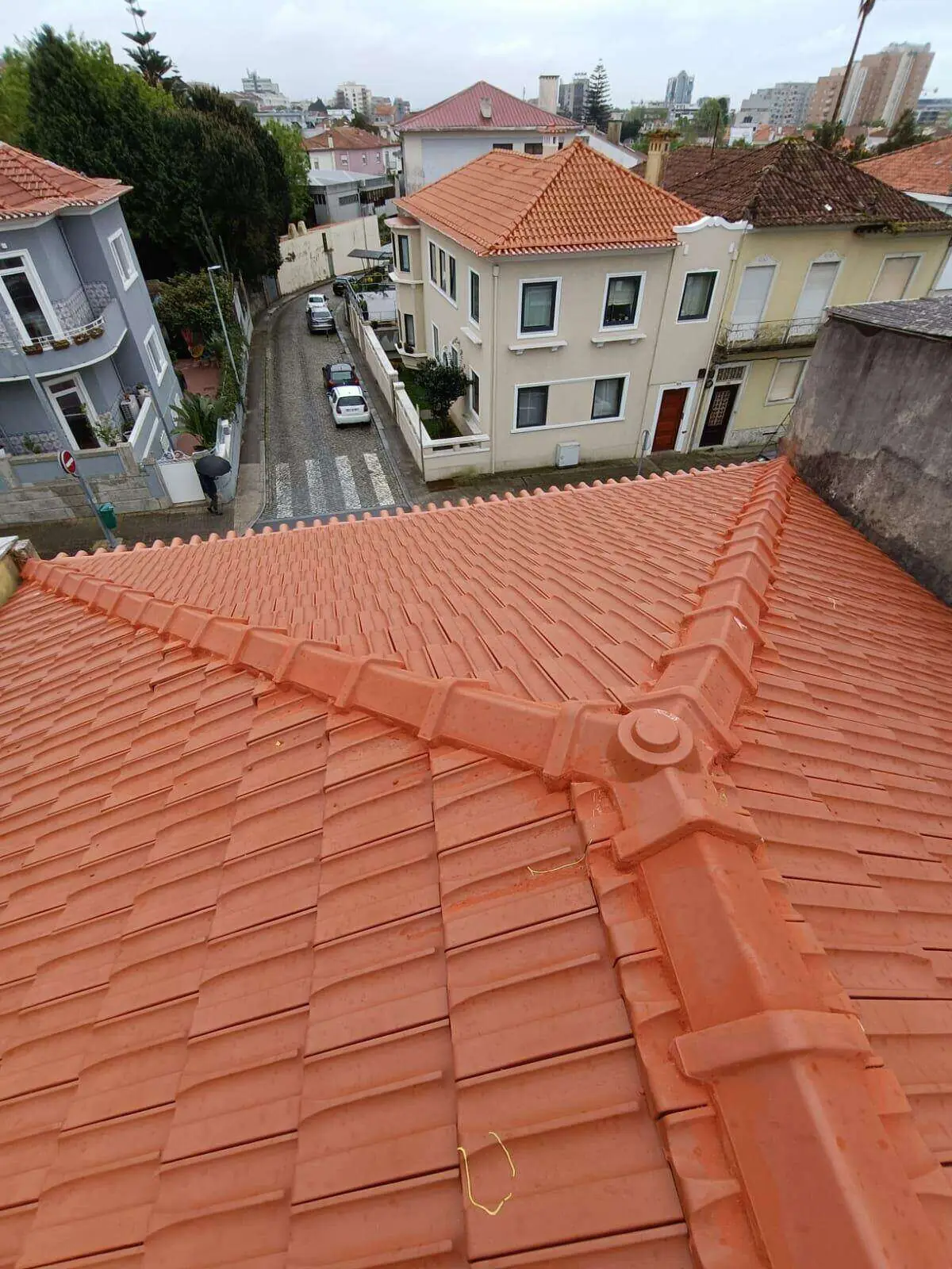 Cobertura renovada em telha lusa nova, vista sobre a rua