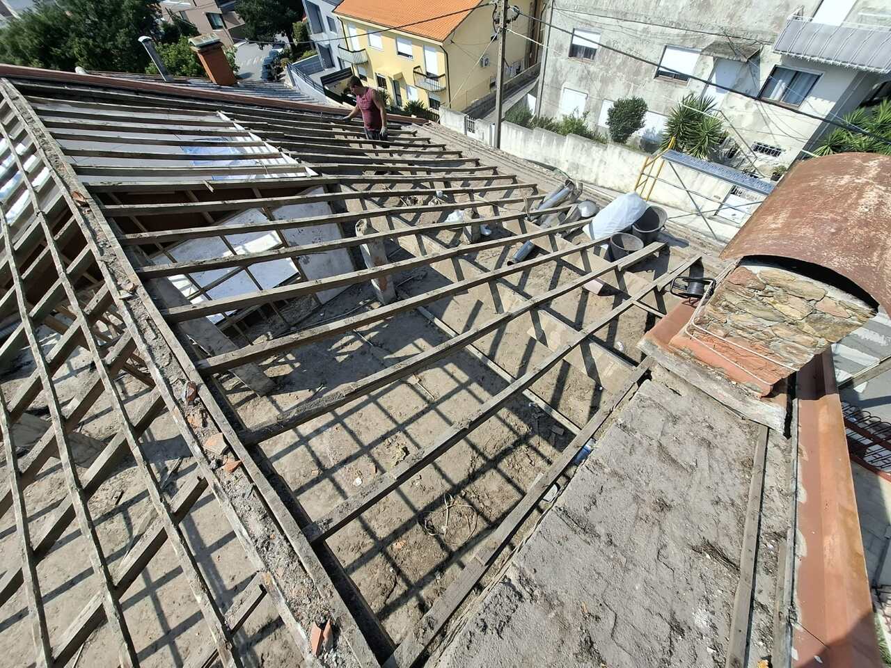 Estrutura do telhado preparada com aberturas para claraboias