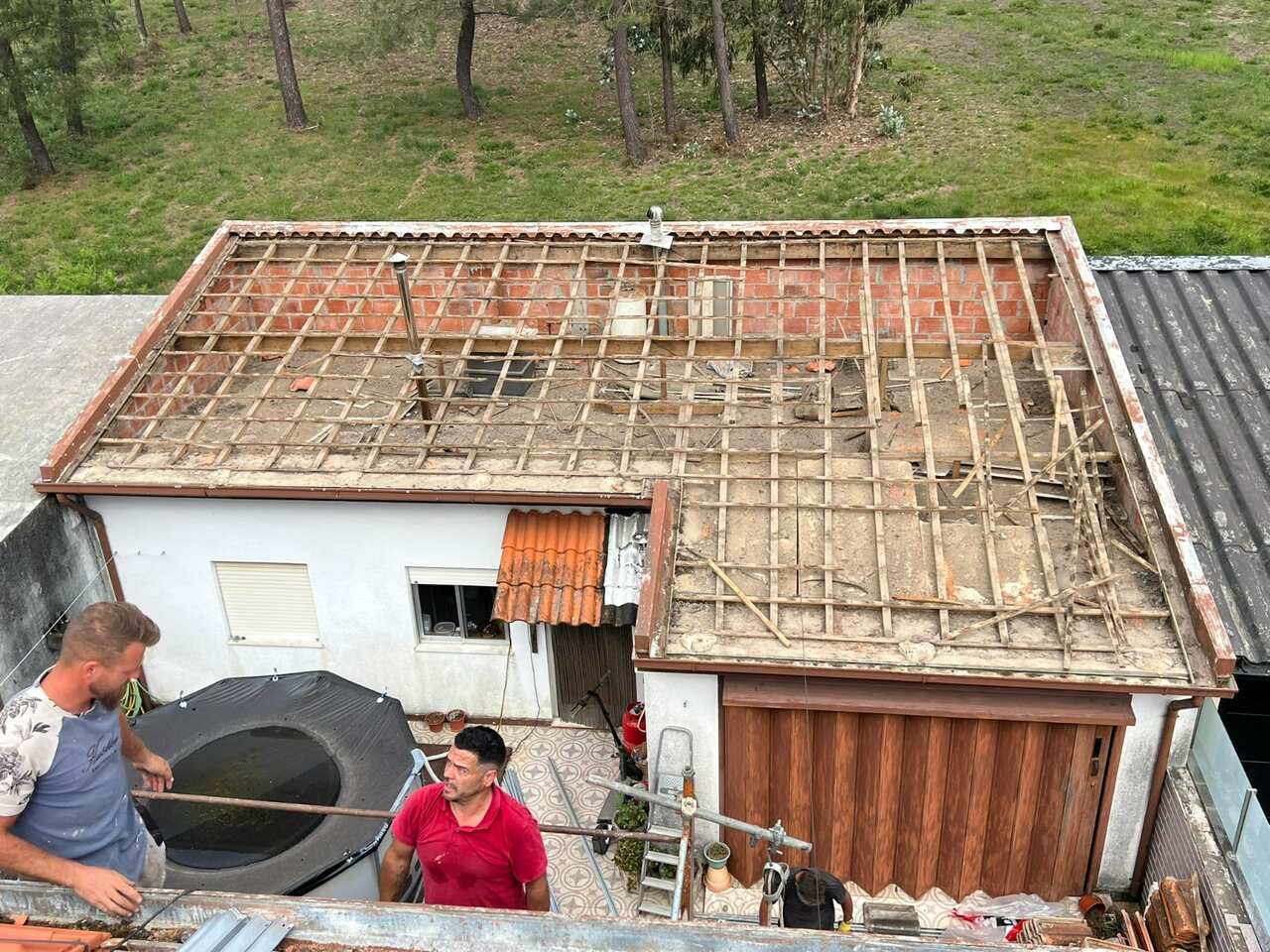 Estrutura de madeira do telhado exposta antes da renovação completa