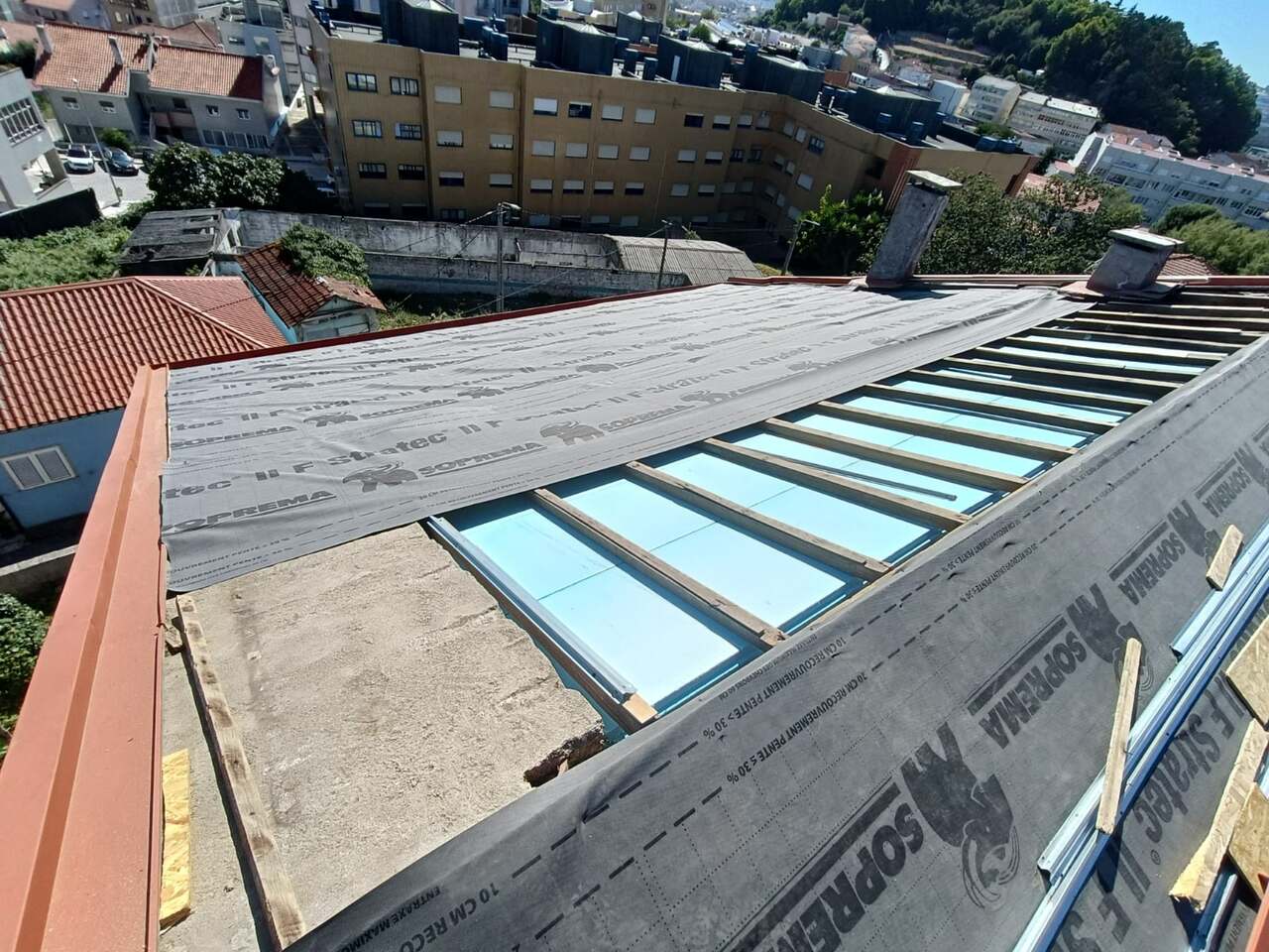 Membrana técnica e isolamento com aberturas para claraboias