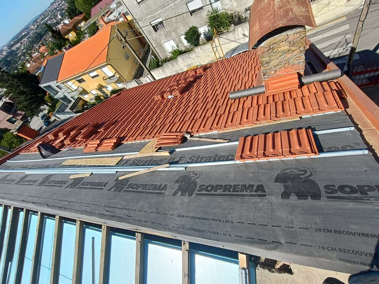 Membrana técnica de impermeabilização sob telha nova, junto a chaminé em pedra