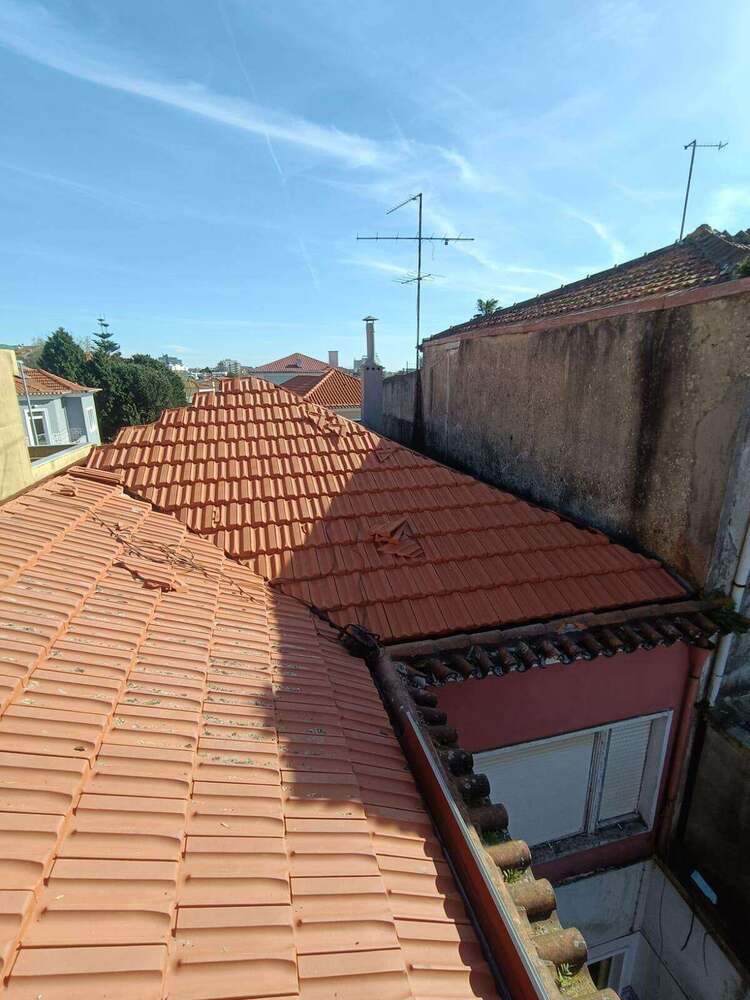 Telhado renovado com vista panorâmica do Porto
