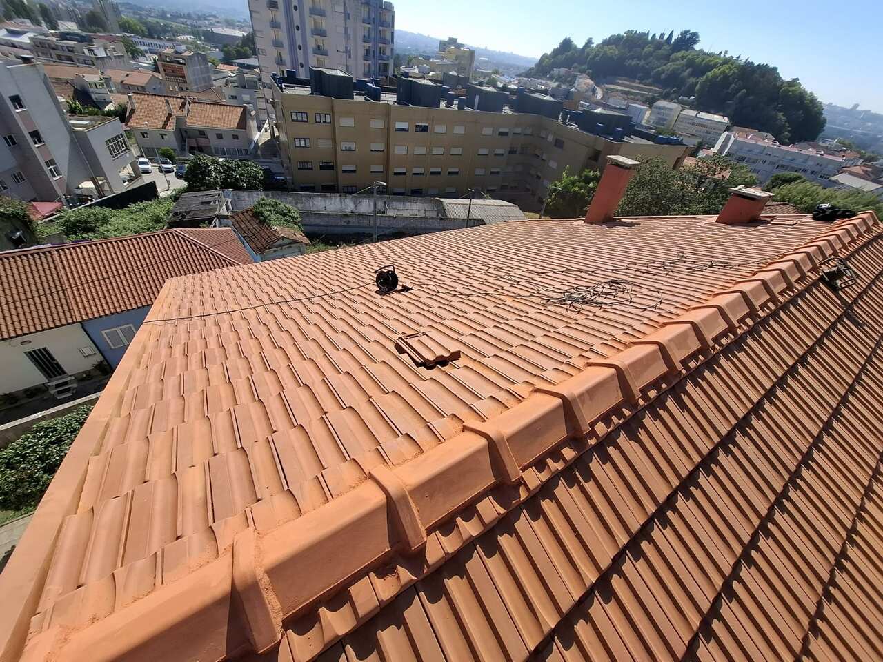 Vista aérea de telhado novo em telha cerâmica sobre a cidade