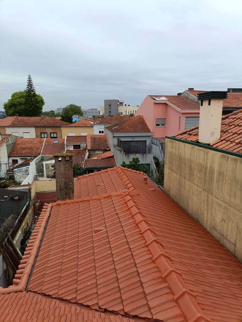 Vista panorâmica de telhados renovados no Porto