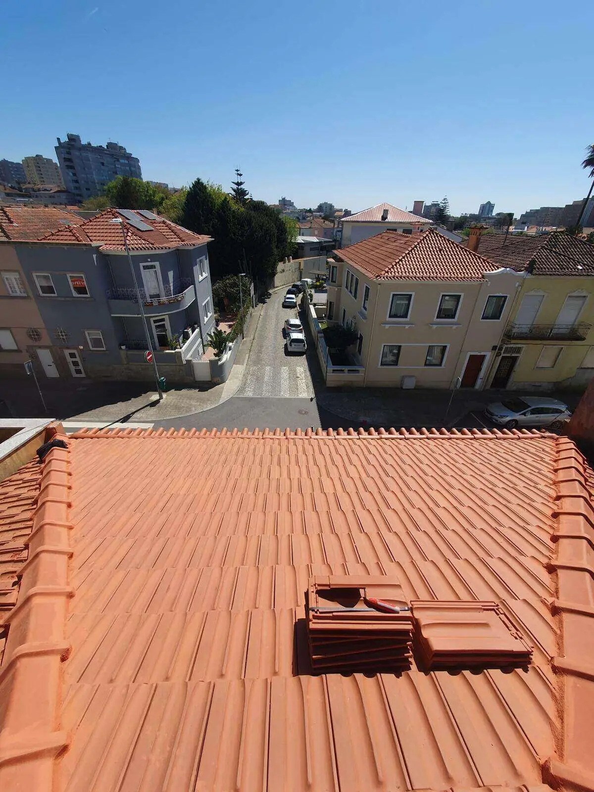 Telhado novo em telha portuguesa com vista para a rua