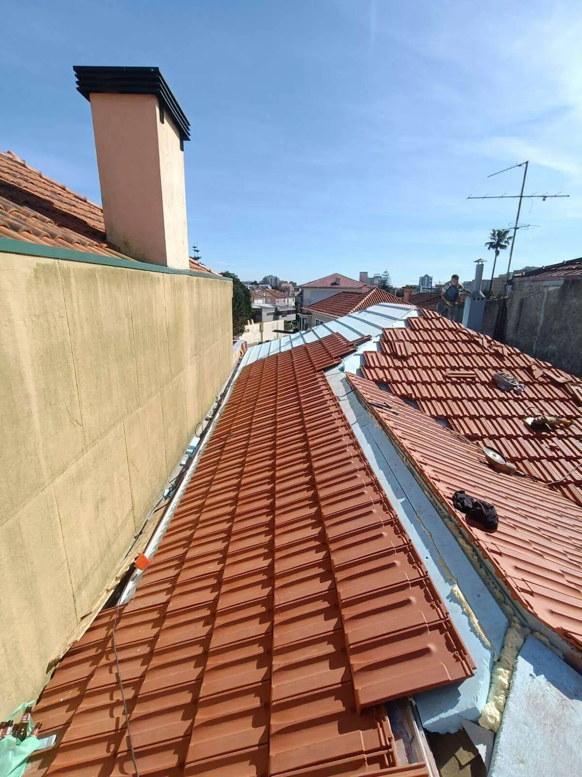 Telhado em telha terracota acabado, com chaminé e cumeeira selada